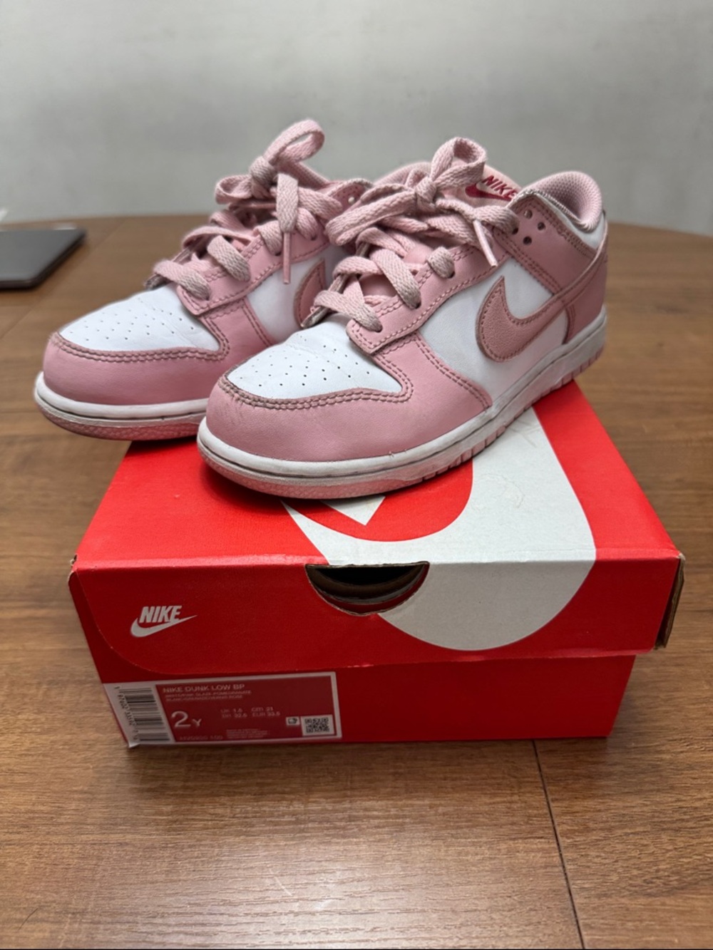 Nike Kids Pink and White Low-Top Sneakers with box